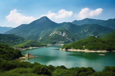 水玉背景图片_湖后的青山