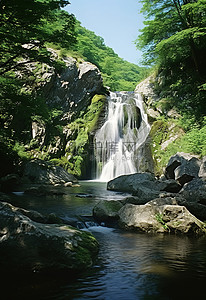 瀑布岩石背景图片_阳光明媚的美丽瀑布