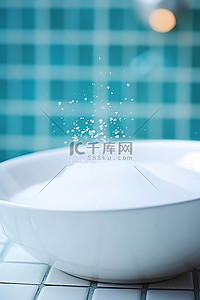 瓷碗背景图片_在瓷砖墙前面装满肥皂和水的白色瓷碗