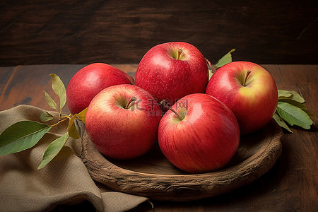 苹果表盘背景图片_木头上孤立的苹果