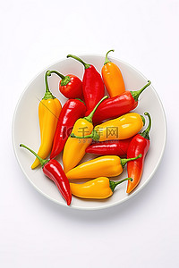 一串串红辣椒背景图片_白色背景上放着一盘彩色的辣椒