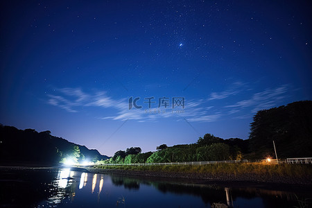 水道上方的夜空