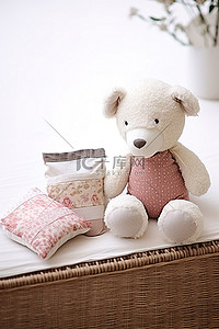 一只松软的泰迪熊，旁边坐着两个玩具和一块粉色圆点布