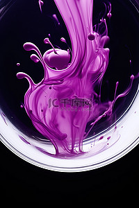 玻璃瓶水背景图片_碗里的水呈紫色