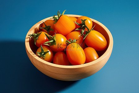 蓝色背景中木碗里的西红柿