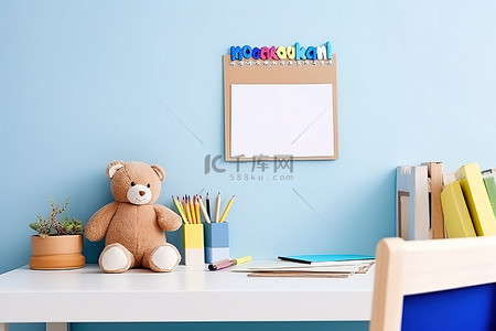 墙上装满熊杯和黑板的笔记本书