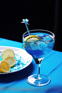 蓝色盘子里的蓝色鸡尾酒