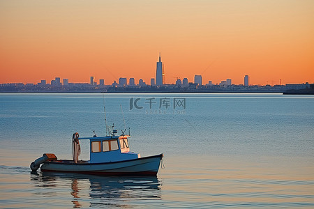 船停泊在海洋中，背景是波士顿的天际线