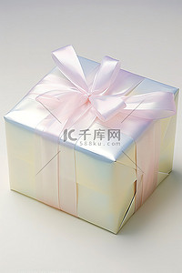 用白色丝带包裹的长方形礼品盒