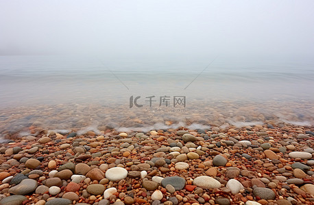 敏背景图片_威斯敏斯特剑桥郡汉普斯特德海滩岸边雾中的圆石滩