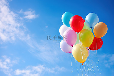 牛在天上背景图片_五颜六色的气球在蓝天上飞翔