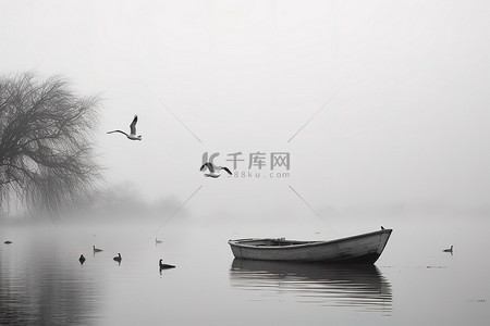 冬天的鸟背景图片_雾中的小船，上面飞过很多鸟
