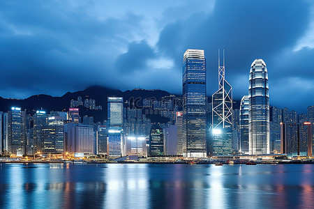 香港路灯背景图片_洪市的一座城市，黄昏时建筑物灯火通明