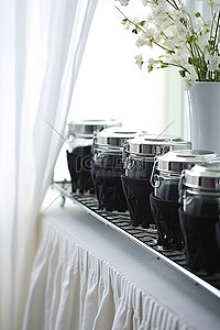 黑色厨房背景图片_黑色厨房里的罐架