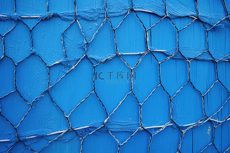 木栅栏上蓝色蓝色铁丝网墙的特写