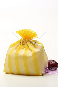 一个可爱的黄色袋子放在白色表面上