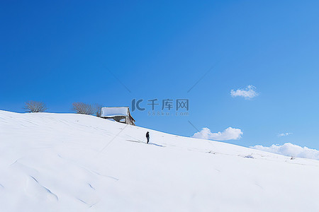 冬天雪景和人背景图片_蓝天和雪