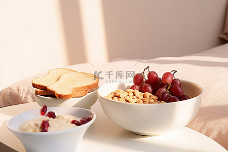 谷物牛奶背景图片_桌上一碗谷物水果和烤面包