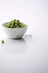 豌豆背景图片_白色背景上的白碗豌豆