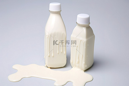 婴儿合影背景图片_两个牛奶瓶中间有牛奶溢出