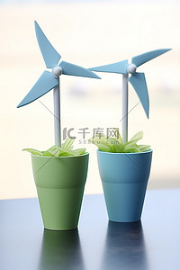 风车蓝色背景图片_2个装风力涡轮机形状塑料杯蓝色
