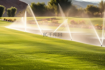 高尔夫球车剪影背景图片_草坪洒水器在草地上提供水溅