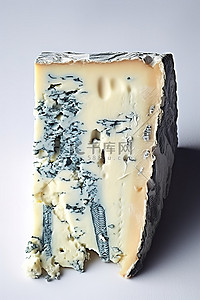 蓝乳酪背景图片_白色表面上有一块蓝纹奶酪