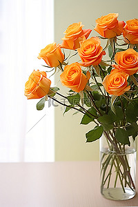 花玫瑰背景图片_白桌上透明花瓶中的橙色玫瑰