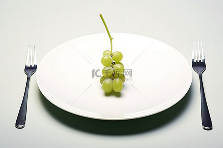 德国葡萄背景图片_上面放着水果的盘子，上面有几颗葡萄