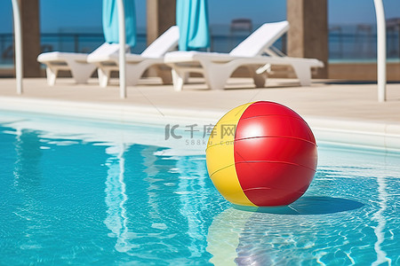 泳池边的彩色沙滩球