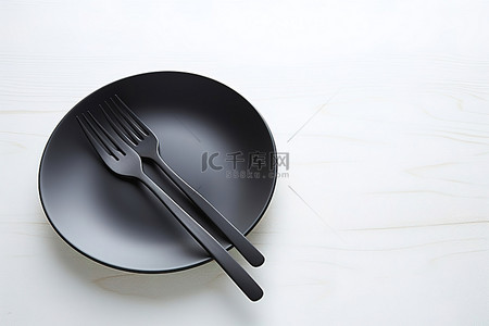一个白色的盘子，上面有两把黑色的刀