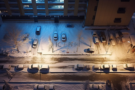 空中拍摄的停车场和街道上的雪