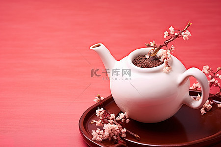 俯拍茶壶茶杯背景图片_一个白色的茶壶，红色背景上有一个瓶子