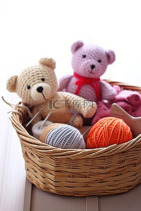 一个装有两只泰迪熊毛绒玩具的篮子