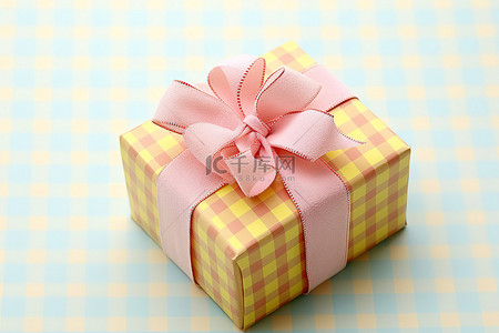 黄色小丝带背景图片_方格布上有黄色和粉色丝带的小礼盒
