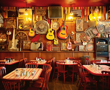 餐桌桌面背景图片_墙上挂满了各种古董和乐器