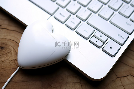 键盘电脑背景图片_心形白色电脑鼠标