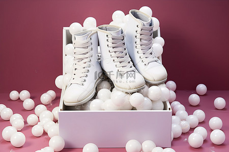 盒子里背景图片_白色溜冰鞋堆放在一个装满球的盒子里