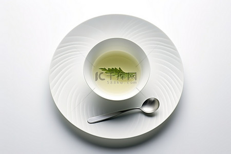 白盘上放着一杯绿茶