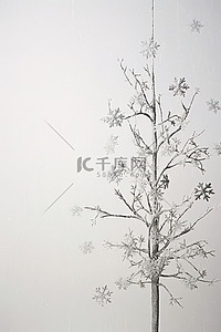 白色的圣诞树背景图片_一棵白色的圣诞树，上面有一些雪花