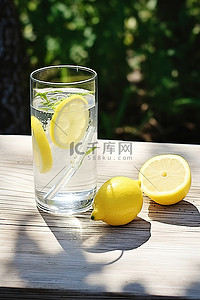 喝水步骤艺术字背景图片_柠檬水和木桌上的水