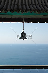 钟背景图片_挂在屋顶和海洋上的钟
