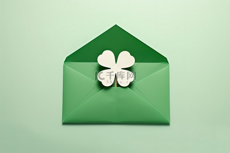logo三叶草背景图片_一个绿色信封，里面有一片三叶草叶