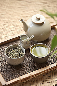 新鲜的茶叶背景图片_竹盘杯和壶上的新鲜茶