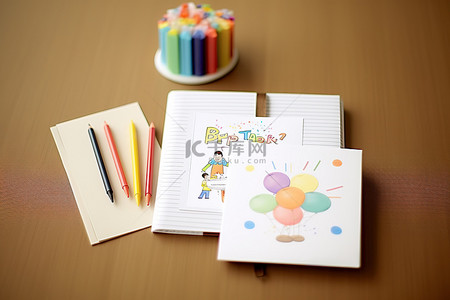 蜡笔绘画背景图片_包含蜡笔和彩纸的生日快乐礼物套装