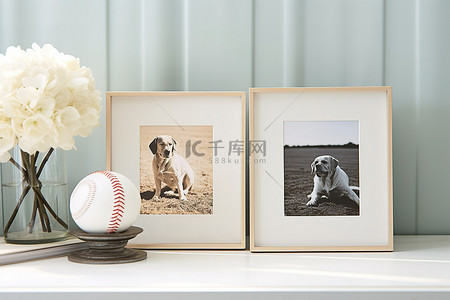 专辑背景图片_桌子上有一个棒球框和两本照片书