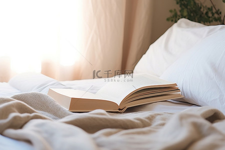 枕头上背景图片_床上放着一本书和枕头