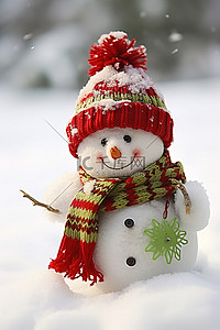 雪地上，红领巾上挂着一个小雪人