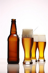 棕色啤酒瓶和白色垫子上的玻璃杯