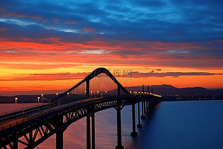夕阳下的人背景图片_夕阳下的跨海大桥